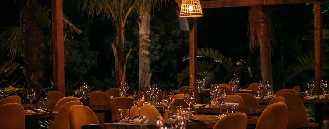 tavoli all'aperto in ristorante brasiliano a porto rotondo